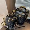 thumbnail image 4 of Bolso pequeño con bordado de diamantes para mujer, nuevo bolso de mensajero con cadena popular de verano 2025, moderno y súper popular bolso cuadrado pequeño., 4 of 5