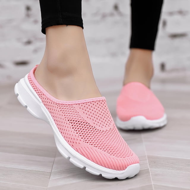 sandalias transpirables de malla wmkox8yii para hombres y mujeres Rosado. Vista frontal centrada de sandalia sin talón con parte superior de malla tejida transpirable, forro y plantilla de felpa visibles; suela blanca plana con tacón aproximado de 3 cm y plataforma de 2 cm. Estilo casual y deportivo para exterior y ocio; a menudo usadas como calzado cómodo para caminatas cortas.