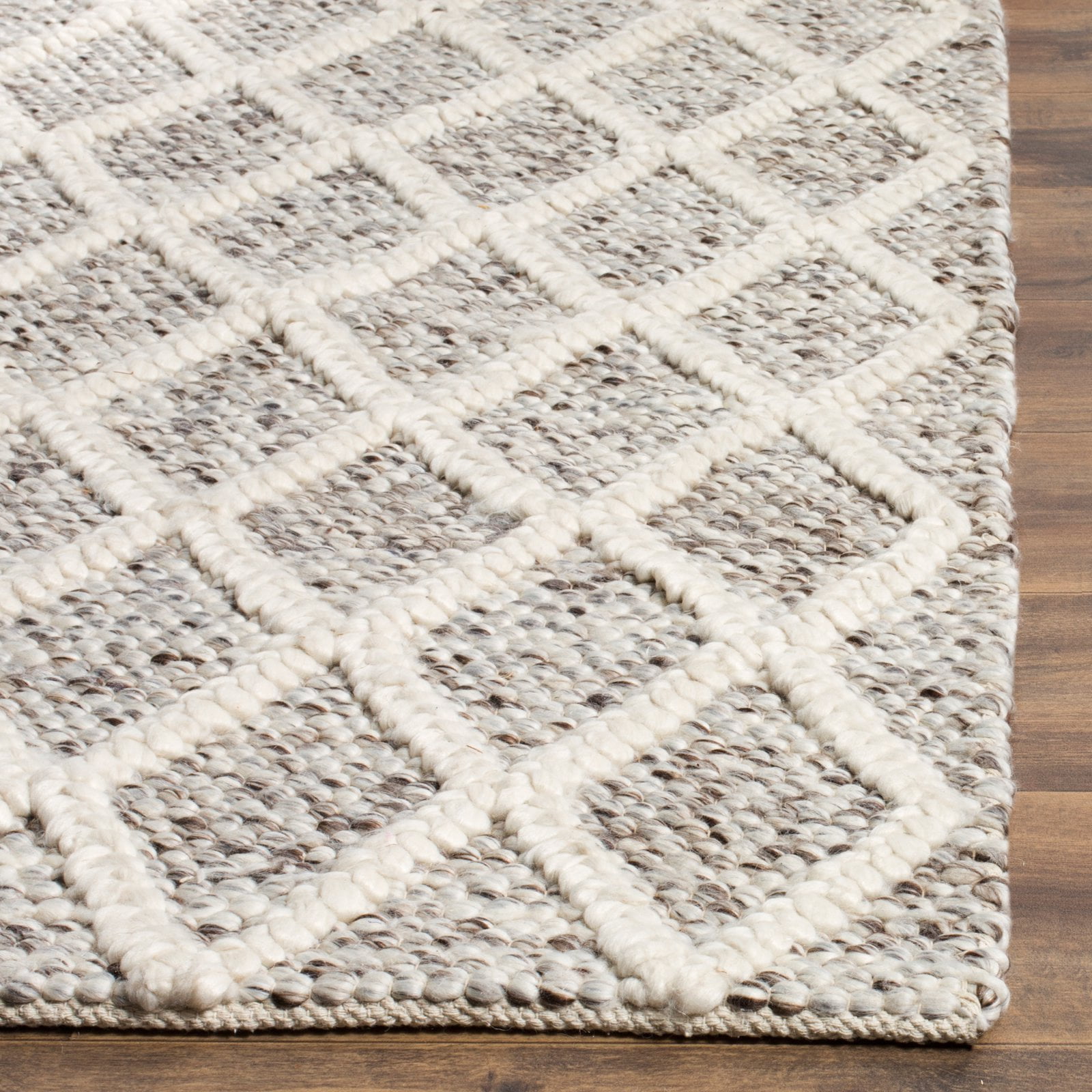 SAFAVIEH Natura Olgica Geometric Diamonds Area Rug, Ivory/Black, 4' x 6'