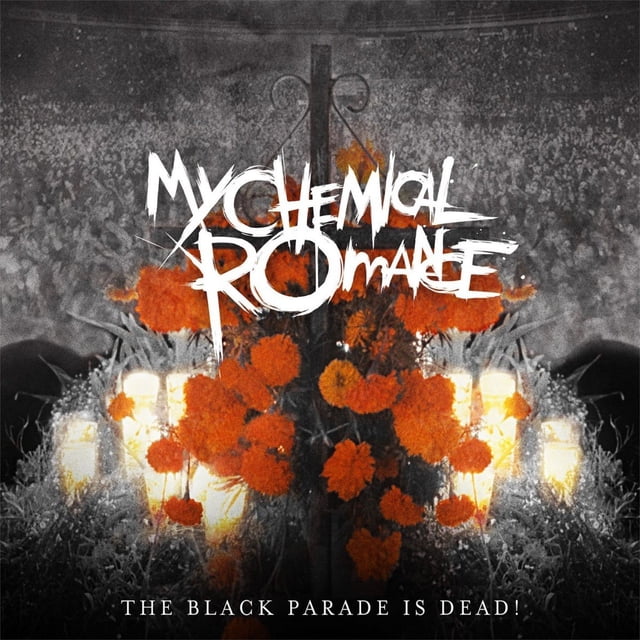 the black parade is dead - my chemical romance - cd + dvd warner music cd + dvd Cubierta frontal con el logo blanco manuscrito 'My Chemical Romance' centrado sobre un fondo espejo en escala de grises de público y escenario; ramillete central de flores naranja tipo cempasúchil y velas encendidas; en la parte inferior aparece 'THE BLACK PARADE IS DEAD!'. A menudo usado por coleccionistas de álbumes en vivo y como referencia de concierto en vivo en DVD.