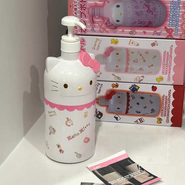 botella con bomba sanrio de dibujos animados, alta capacidad, my melody, hello kitty, gel de ducha para baño, recipiente desinfectante para manos, botella exprimible — botella exprimible de 750 ml con bomba dispensadora, plástico kt-pink y blanco con cara de Hello Kitty y lazo rosa en la tapa, estampado kawaii en el cuerpo, medidas aproximadas 25 x 10 x 9.8 cm; pensada para gel de ducha o jabón líquido en el cuarto de baño y a su vez adecuada para rellenar soluciones de higiene personal para viajes cortos.