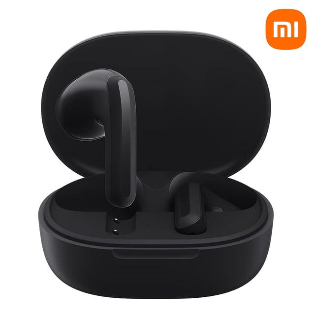 audífonos inalámbricos xiaomi redmi buds 4 lite control táctil ip54 hasta 5 horas y 3 cargas extras negro — vista frontal 3/4 del estuche abierto con un auricular vertical y otro en reposo; diseño semi interno con tallo corto y acabado mate negro, puntos de contacto de carga visibles, estuche compacto; Bluetooth 5.3 y diafragma dinámico de 12 mm según ficha técnica, peso total 35 g (<3.92 g por auricular) y adecuados para entrenamientos por su resistencia al sudor.
