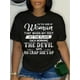 thumbnail image 1 of Camiseta negra empoderadora para mujer con la divertida frase "Soy de esas mujeres que, cuando tocan el suelo, se caen al suelo". Cuello redondo informal, manga corta, 100 % algodón, lavable a máquina, 1 of 6