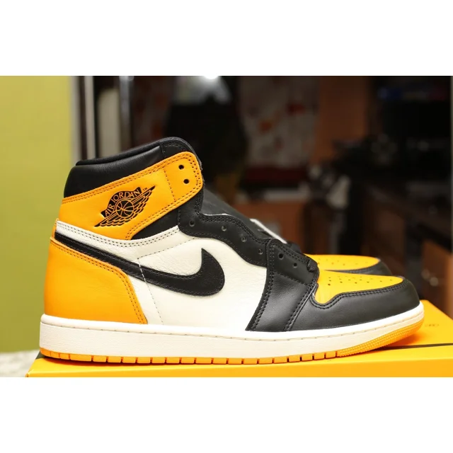 A i r-Jor-dan 1 RETRO HIGH OG 'YELLOW TOE' SIZE 10.5 DS 100% AUTHENTIC 555088 711