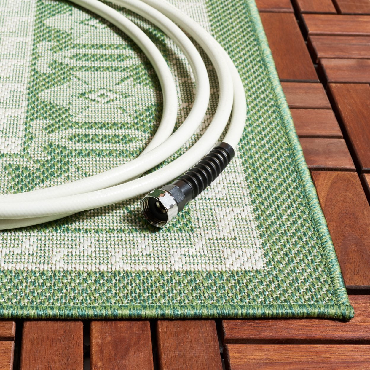 SAFAVIEH Machine Washable Rug Indoor/Outdoor Bermuda Collection - Bermuda Fredrick Geometric Indoor/Outdoor Area Rug, Green/Ivory, 6'7" x 6'7" Round