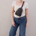 thumbnail image 3 of Bolso Bandolera HOBO Fern de Cuero Negro 15x22x5 cm, 3 of 9