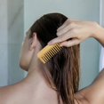 thumbnail image 2 of Peine de bambú de dientes anchos para desenredar el cabello rizado, tamaño viaje, seguro para cabello mojado con agarre suave., 2 of 5