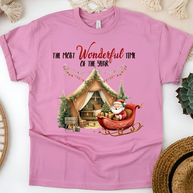 T-shirt The Most Wonderful Time / Santa Camping Tent Holiday Graphic Tee, Azalea, Taille TG