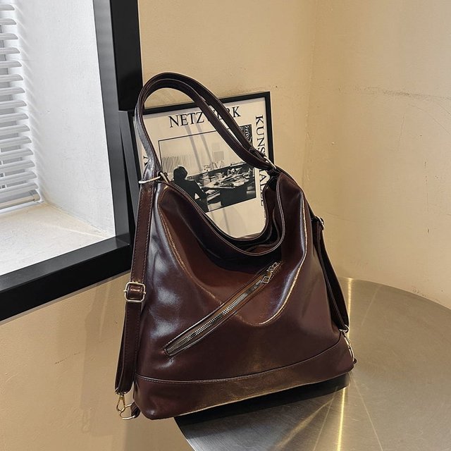 Bolso de hombro femenino de versión coreana de gran capacidad con textura de viaje retro, bolso de mano femenino versátil de principios de primavera 2025.