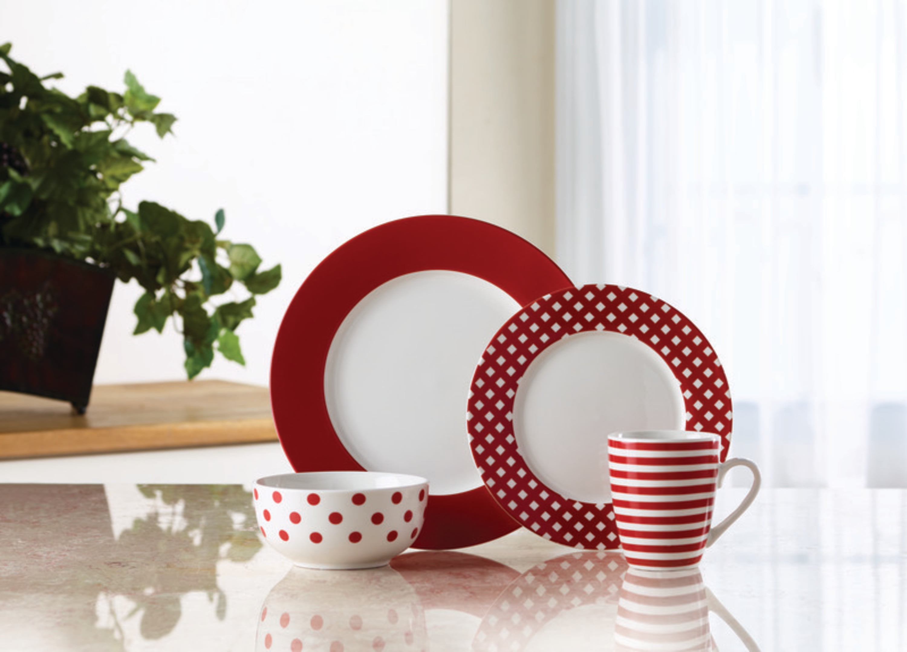 Pfaltzgraff Everyday Aria 16 Pc. Dinnerware Set - Red