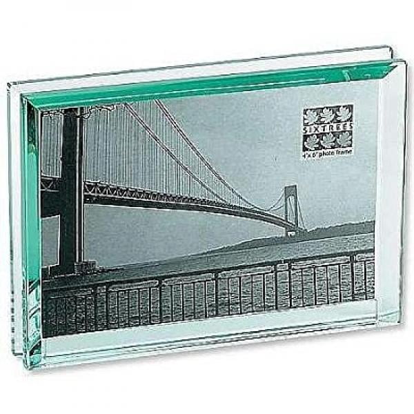 The EMERALD Bevelled Glass Block frame 'floats' your 6x4 photo 4x6