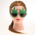 thumbnail image 4 of Kearding Divertidas y brillantes gafas de sol de hoja de arce verde para vestir de fiesta Kits de decoración para fiestas, 4 of 6
