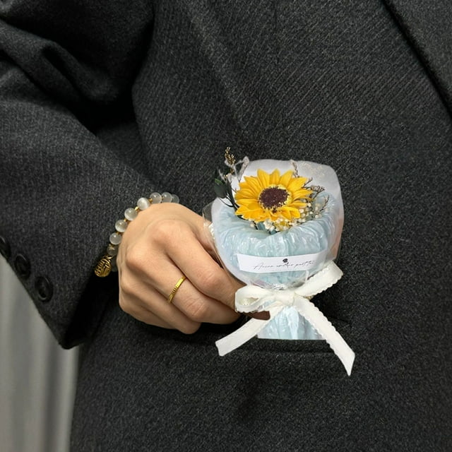 Fiudx Mini Ramo de Bolsillo, Rosa Eterna y Girasol, Decoración Compacta, Diseño Ligero y Portátil, Regalo para El Hogar o Evento, Un Toque Romántico Único, Tamaño 12 X 7 X 7 Cm.