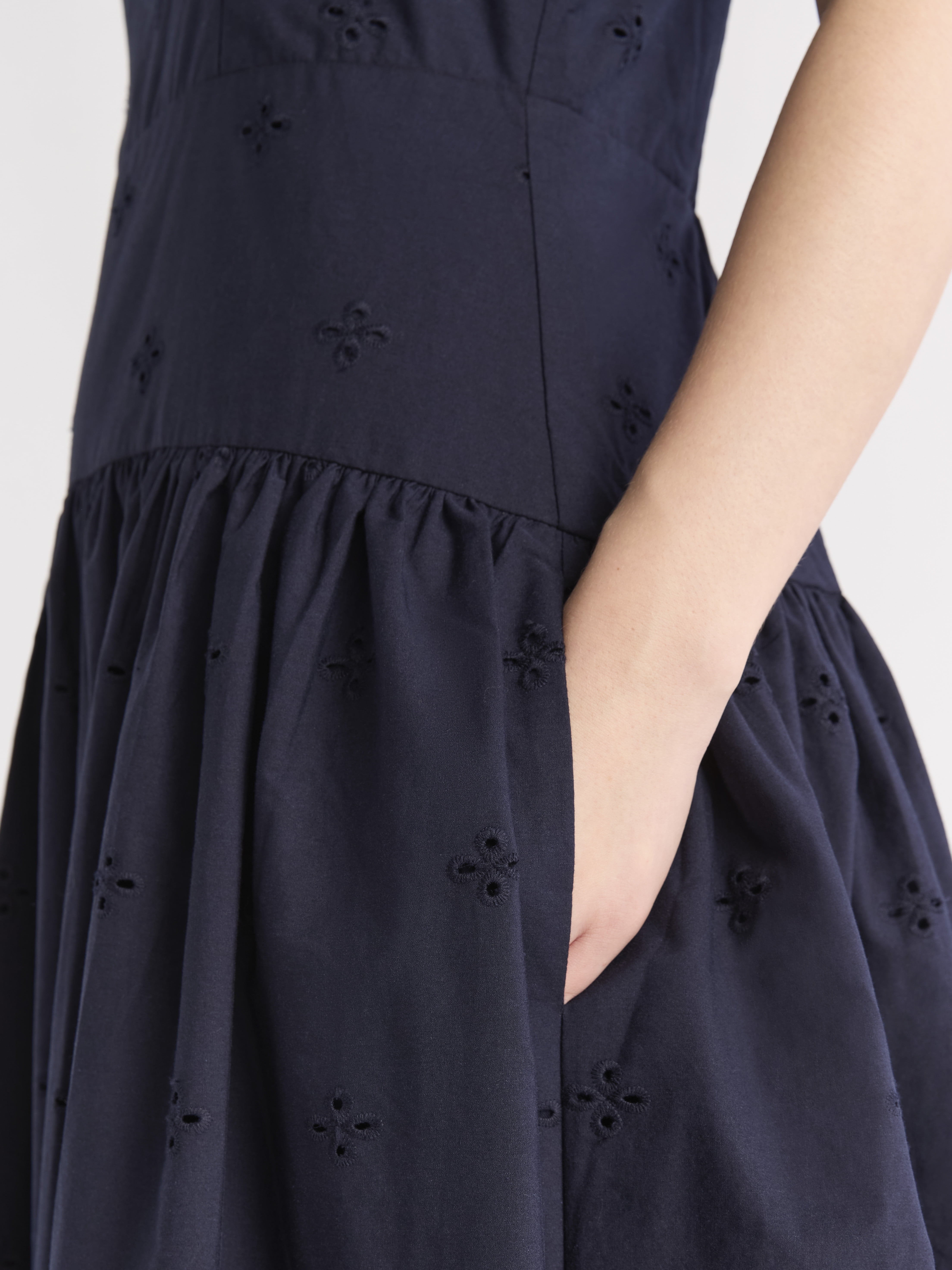 Free Assembly Women's and Women's Plus Sleeveless Cotton Eyelet Midi Dress, Sizes XS-4X