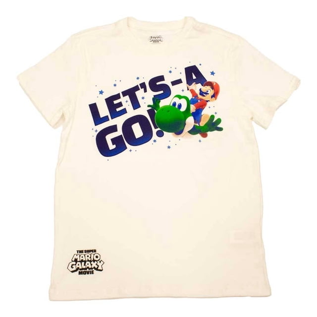playera the super mario galaxy caballero mario y yoshi blanco talla m, camiseta blanca de corte recto vista frontal con gran estampado de Mario montado en Yoshi y la leyenda "LET'S-A GO!" en azul, logo pequeño de The Super Mario Galaxy en el bajo; pensada para uso diario en clima cálido, talla M. Su tamaño compacto la hace adecuada también para doblarse en mochilas al salir de viaje.