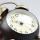 thumbnail image 3 of Reloj despertador de metal con dos campanas, pequeño, analógico, silencioso, de mesa y de escritorio, funciona con pilas., 3 of 6