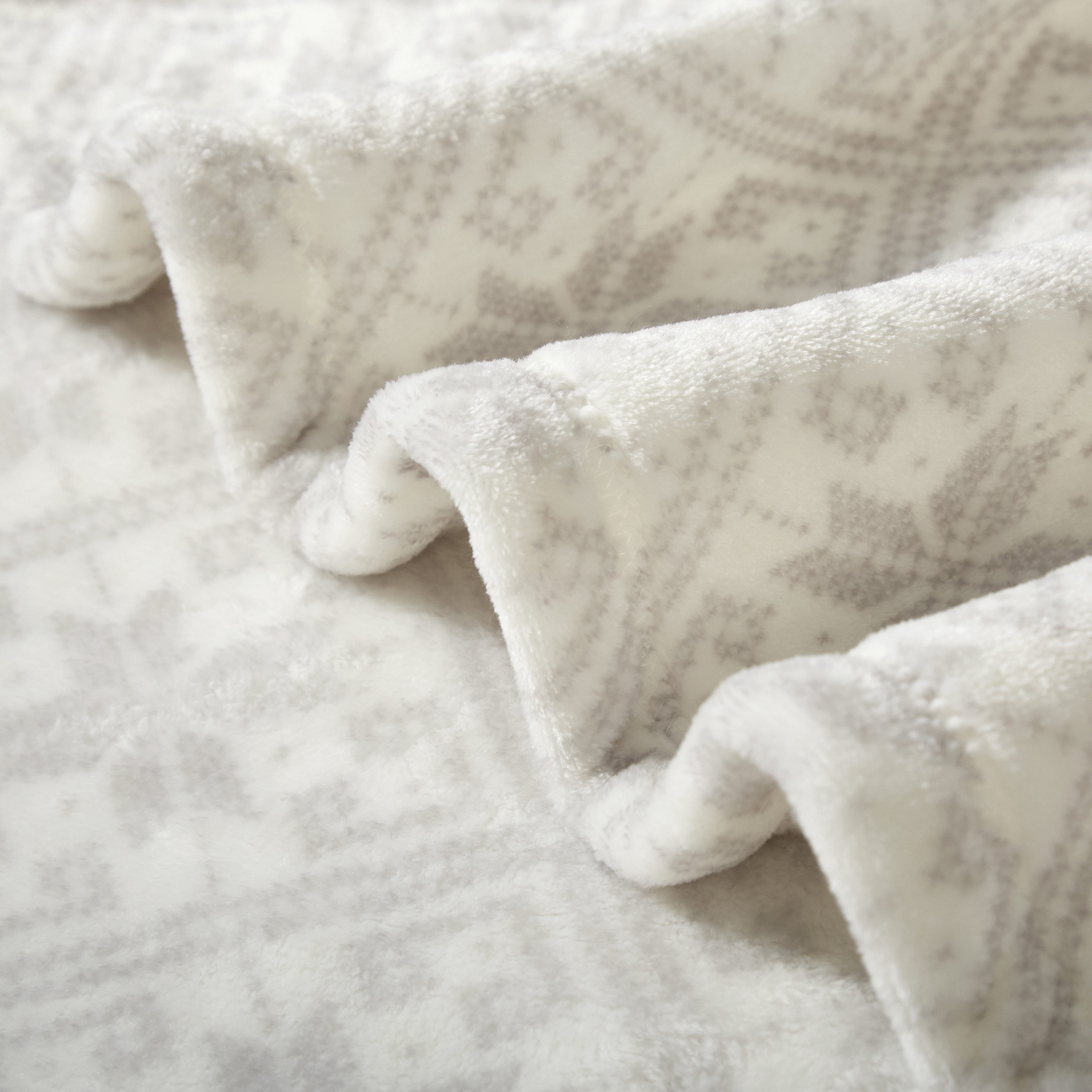 Dearfoams Oversized Winter Geo Print Super Soft Plush Throw, 50 x 70, Polyester