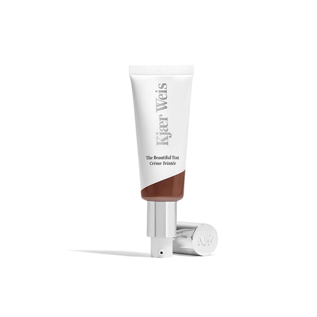 Crema hidratante con color Kjaer Weis. El hermoso maquillaje para el cuidado de la piel. Crema hidratante facial con tinte para la piel para ocultar e iluminar la piel húmeda. Maquillaje limpio libre
