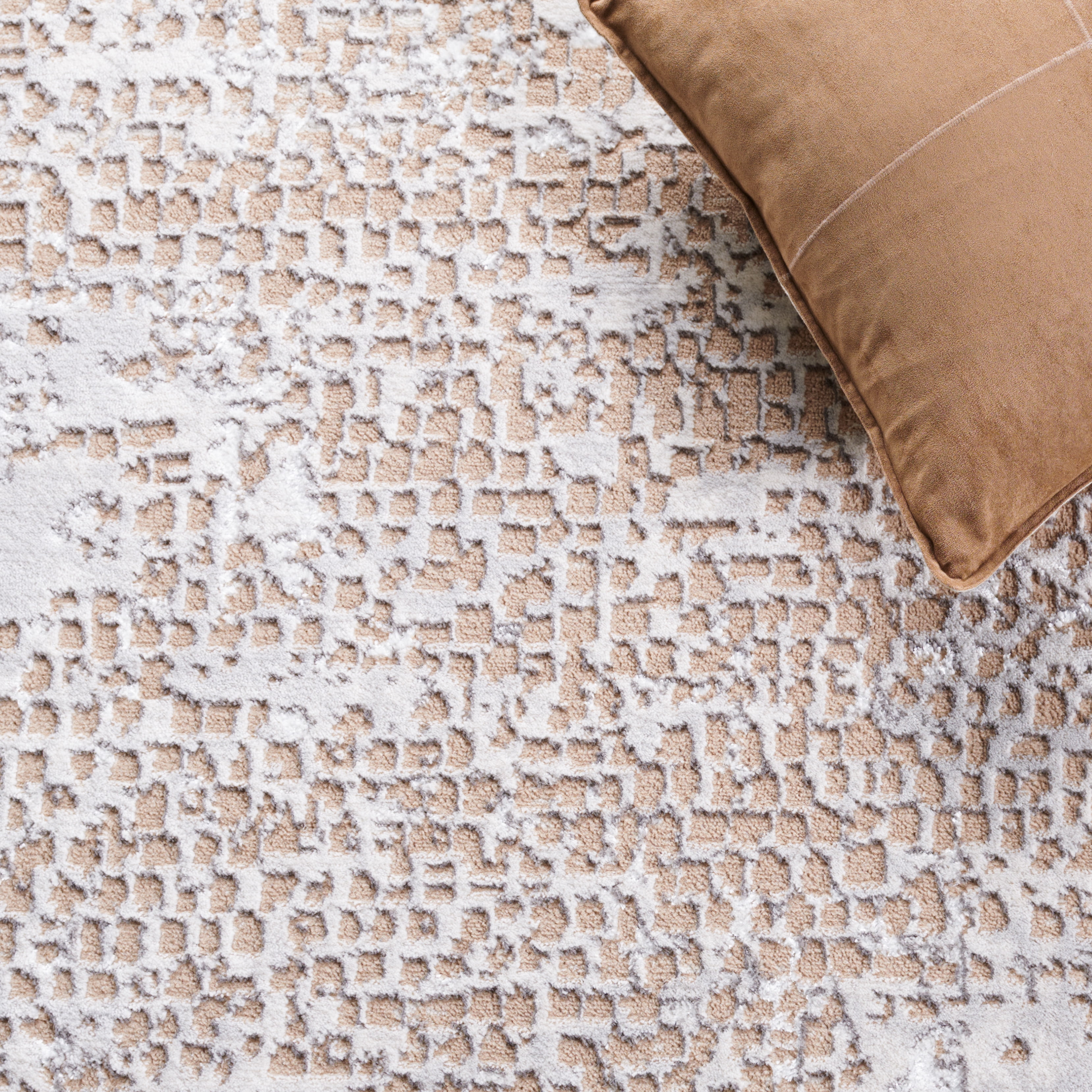 SAFAVIEH Amelia Jimmy Dot-Print Area Rug, Beige/Gray, 5'5" x 7'7"