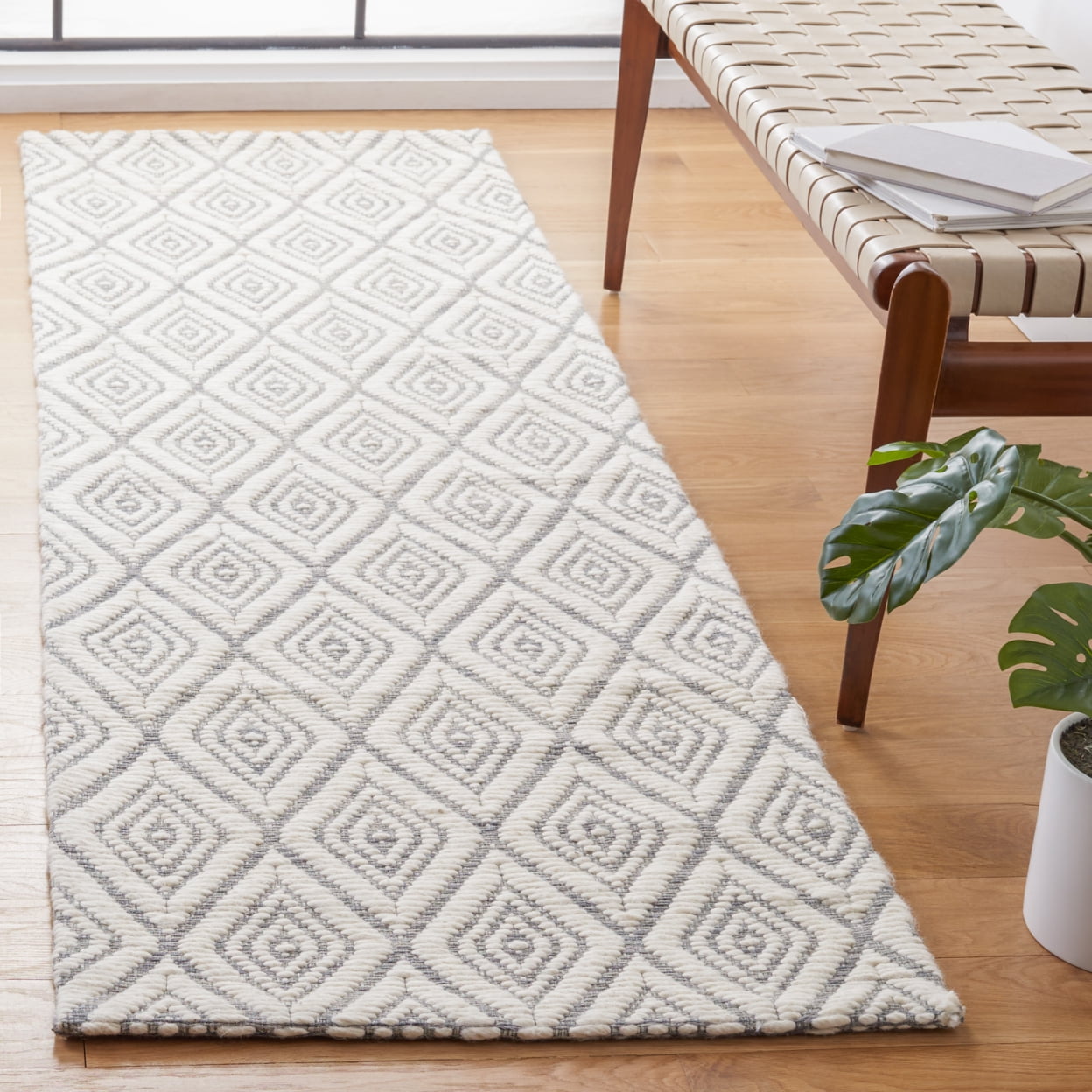 SAFAVIEH Marbella Winston Diamond Area Rug, Grey/Ivory, 6' x 6' Round