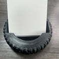 thumbnail image 1 of Xihbxyly Tarjetero para Neumáticos, Diseño Divertido de Neumáticos Apilados, Práctico Organizador de Bolígrafos, Decoración de Estilo Automotriz, Ideal para Entusiastas de Los Coches, Resina Duradera, 1 of 4