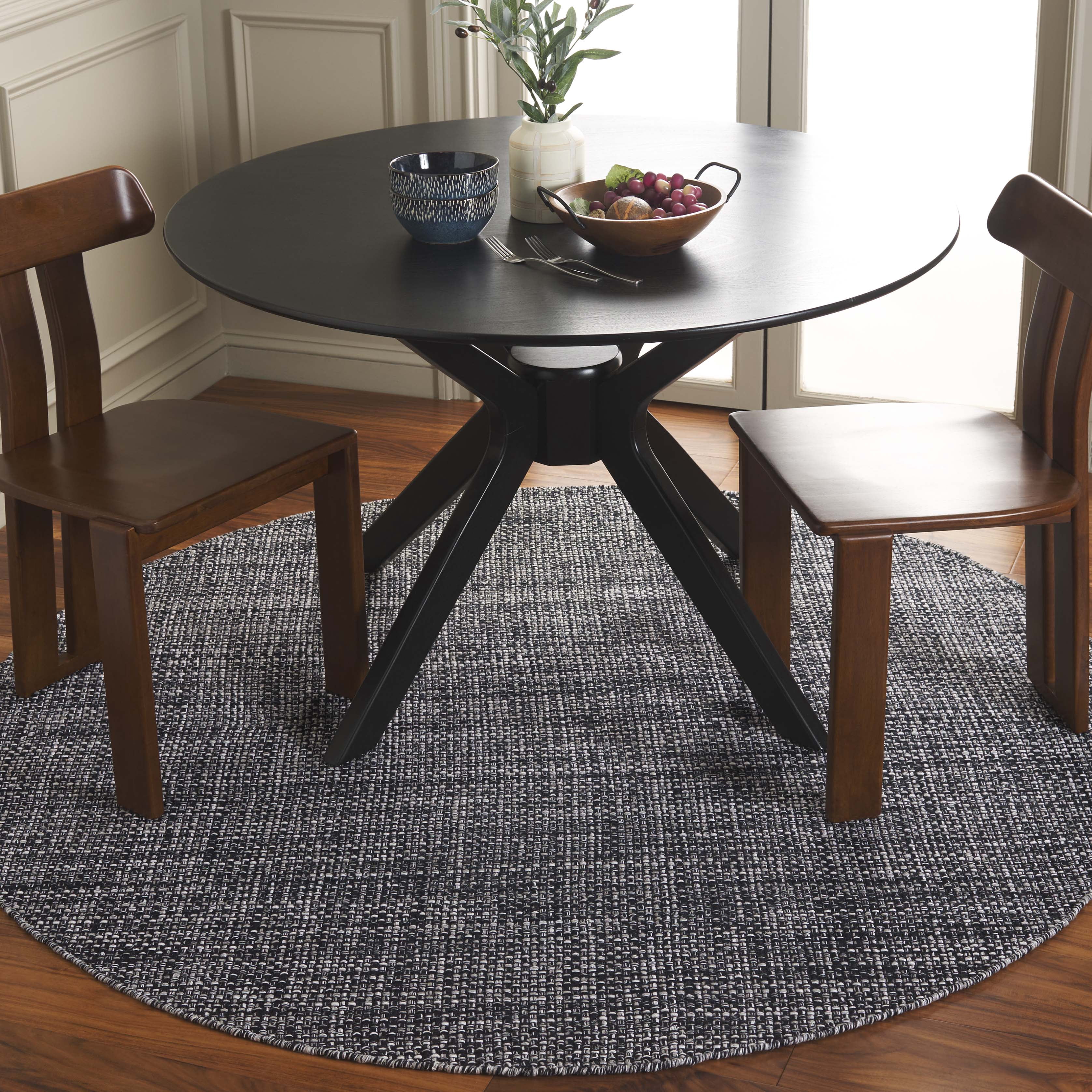 SAFAVIEH Montauk Ombre Solid Area Rug, Black, 6' x 6' Round