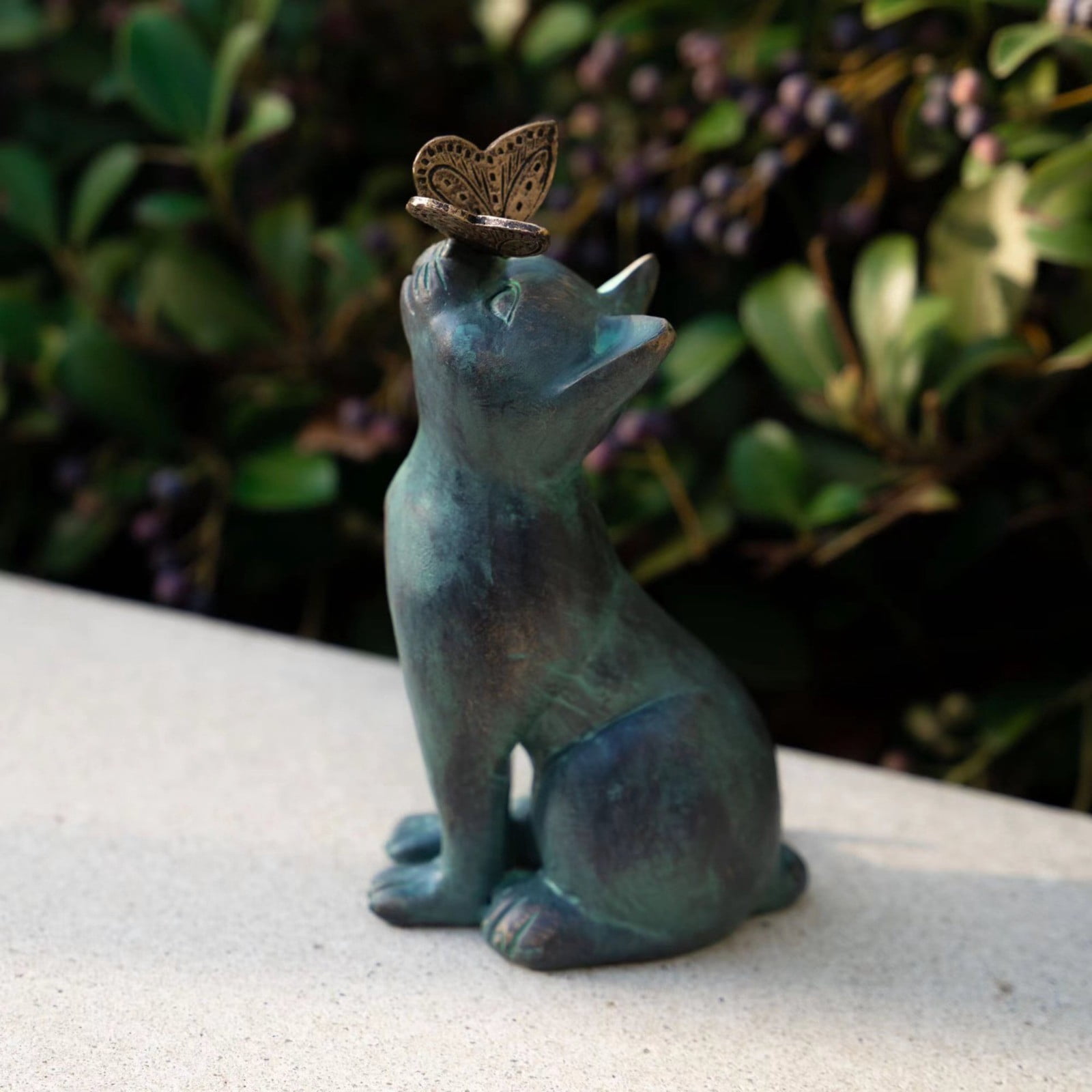 BINGLI Garden Resin Cat Statue with Butterfly Decor - Cute Cat Sculpture for Indoor/Outdoor Yard, Patio, Flower Bed - Weatherproof Figurine Home Decoration Gift