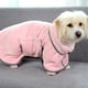 thumbnail image 3 of El perro se baña y seca rápidamente la toalla de baño; el gato seca la bata de baño después de bañarse; la mascota absorbe el agua de la toalla., 3 of 5