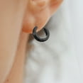 thumbnail image 2 of Juego de 9 pares de pendientes minimalistas de aro con circonitas para cartílago femenino., 2 of 6