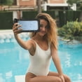 thumbnail image 4 of Funda impermeable para teléfono IPX8 para playa y natación - bolsa estanca universal para teléfonos de hasta 6,7" con cordón ajustable y pantalla táctil transparente, 4 of 8