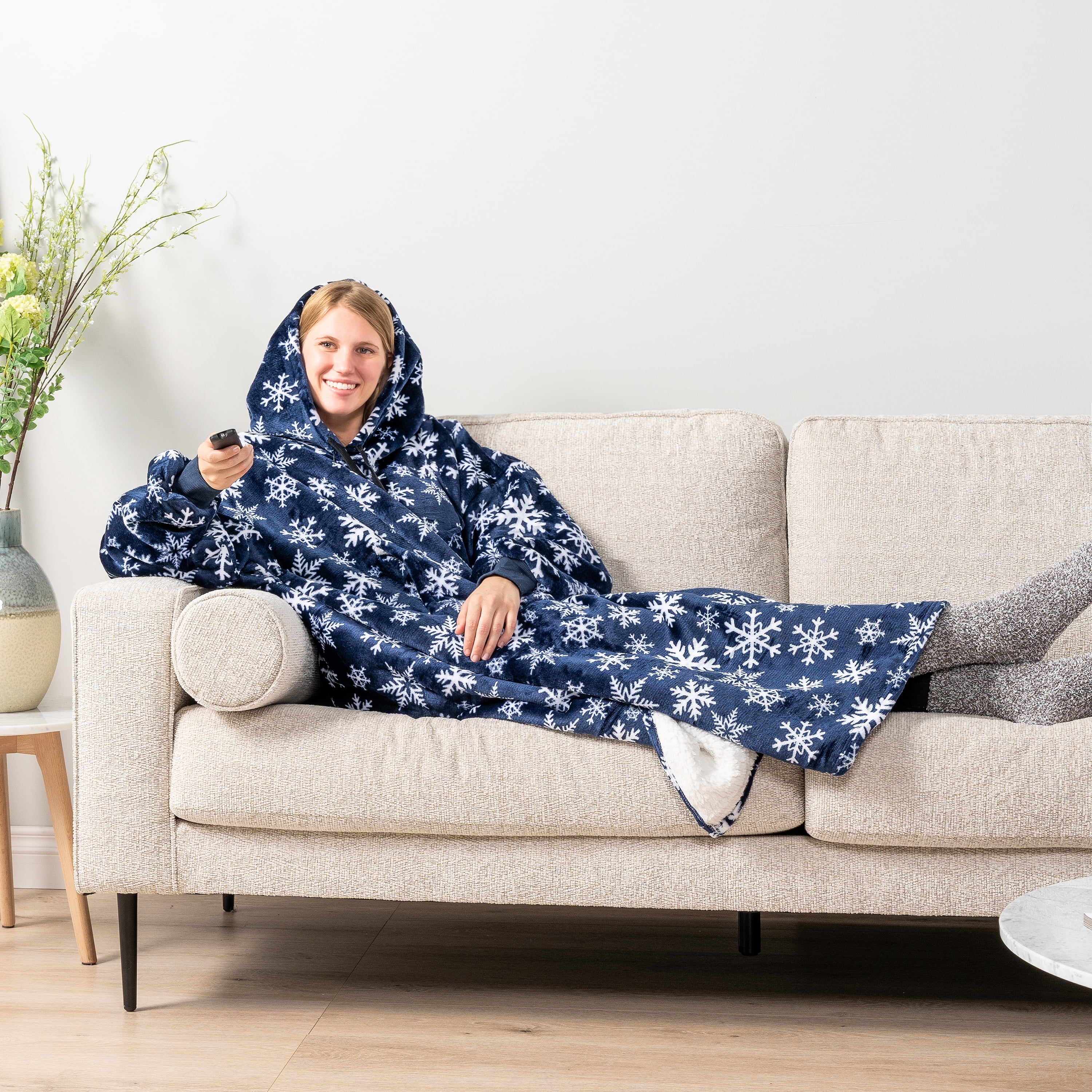 PAVILIA Blanket Hoodie for Women Blue, Sherpa Wearable Blanket Men, Cozy Oversized Sweatshirt Blanket, Warm Fleece Hooded Blanket Sweater with Sleeves and Two Big Pocket, Adult Long, Blue Snowflake