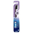 thumbnail image 1 of Brosses à dents au charbon Oral-B, moyenne, 1 of 12