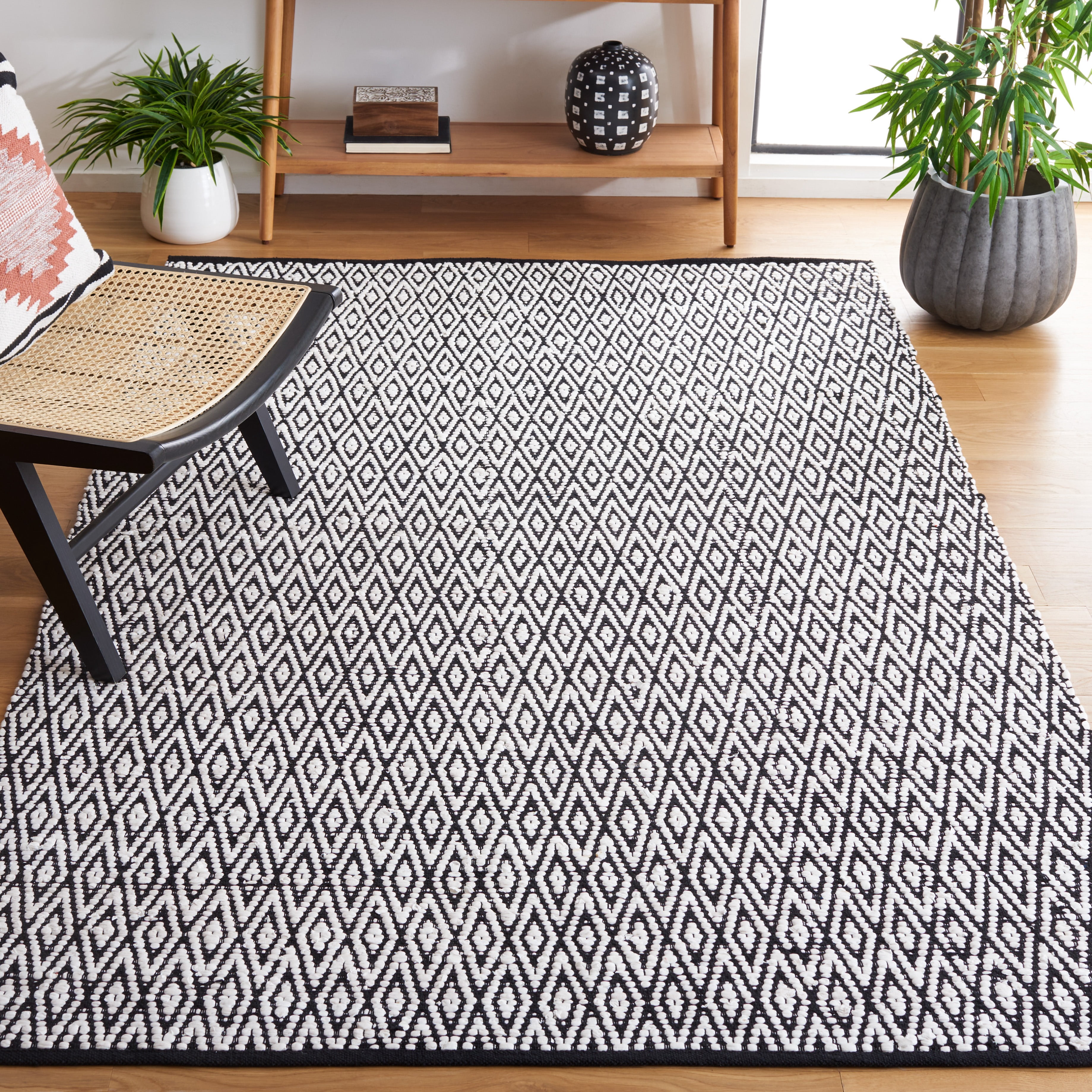 SAFAVIEH Montauk Carina Diamond Area Rug, Ivory/Black, 4' x 6'