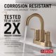thumbnail image 2 of Grifo de baño Delta Nicoli Centerset con pulverizador dorado, 2 of 8