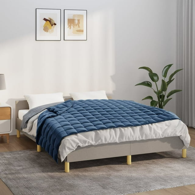vidaXL Couverture Pondérée Bleue, Mesurant 135x200 cm et Pesant 6 kg, Exposée sur un Lit Soigneusement Fait dans une Chambre Moderne. la Couverture Présente un design Matelassé avec des Poches de 10x10 cm pour une distribution Uniforme du Poids. Fabriquée à Partir de Microfibre de polyester Brossée à 100 %, Elle a un Tissu Court en Fil Dentaire Doux d'Un Côté et un Tissu Brossé de l'Autre Côté. le Rembourrage Comprend des Fibres de polyester et des Perles de Verre Hypoallergéniques et Sans Odeur. la Pièce Comprend un Cadre de Lit Gris, un Tapis Gris Pâle et