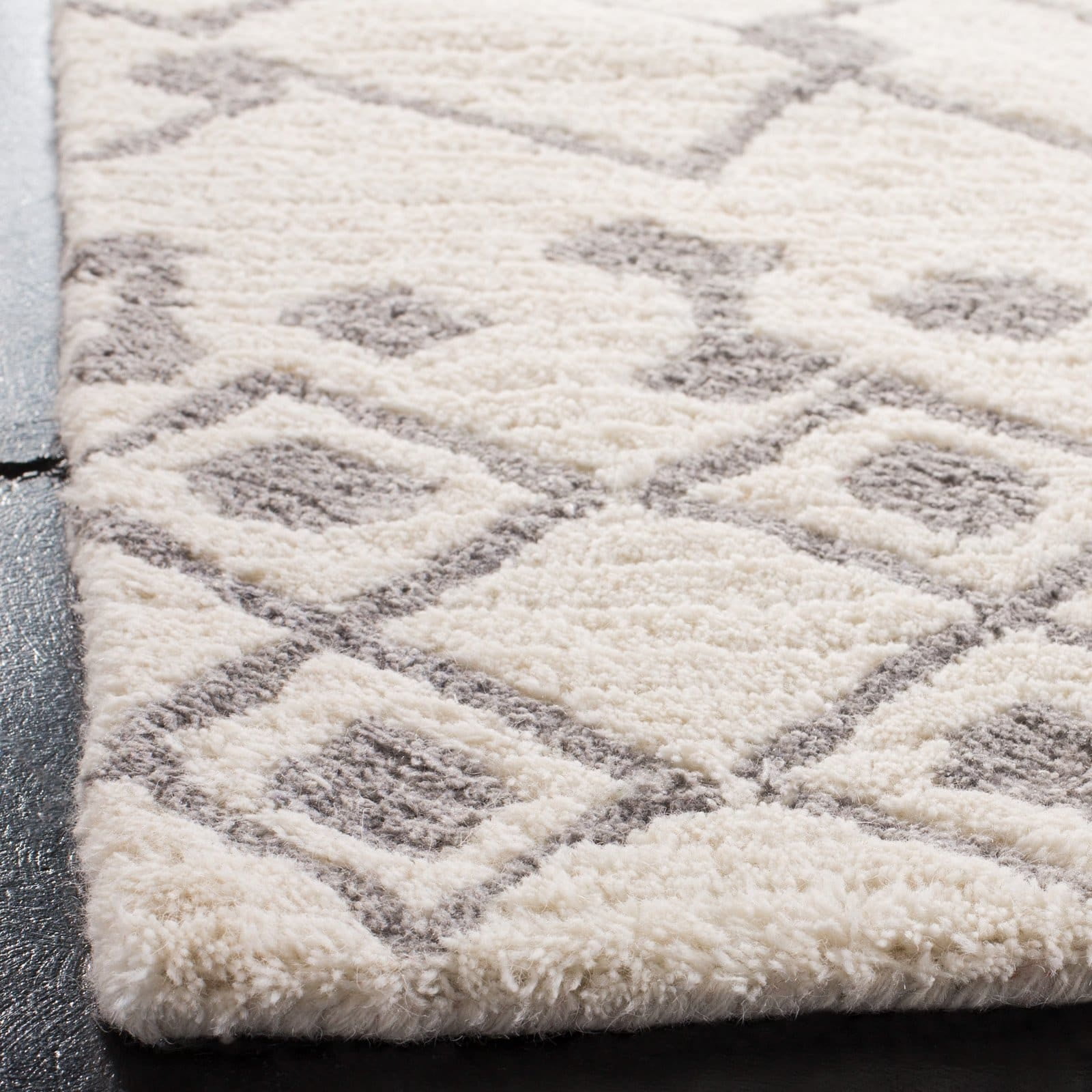 SAFAVIEH Casablanca Victoria Moroccan Wool Runner Rug, Ivory/Silver, 2'3" x 8'
