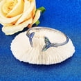 thumbnail image 4 of Pulsera rígida tipo brazalete con cola, ajustable, abierta, con dije, ideal como regalo para mujer., 4 of 7