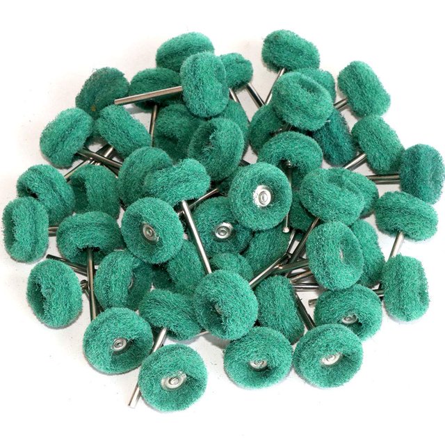 FPPO Ensemble de Roues de Polissage Abrasives 50 Pcs pour Outil Rotatif, Élimination de la Rouille sur Surface Métallique avec Tige de 3mm, Mini Tampon à Récurer kit de Polissage (Gris 180 Vert 50 Pcs)