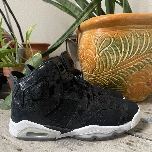 A i r-Jor-dan 6 RETRO PREMIUM HEIRESS (GS) SIZE 6 BLACK SUEDE