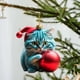 thumbnail image 5 of Adorno navideño de gato de acrílico con colgante de gorro de Papá Noel, bonito adorno de bola de gato de dibujos animados, decoración colgante para árbol de Navidad de gatito plano en 2D, 5 of 5
