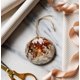 thumbnail image 1 of Adorno navideño de vitral para árbol de Navidad | Recuerdo redondo de cerámica para el árbol o para exhibir en el hogar | Cinta dorada para colgar | Decoración festiva para interiores, 1 of 5