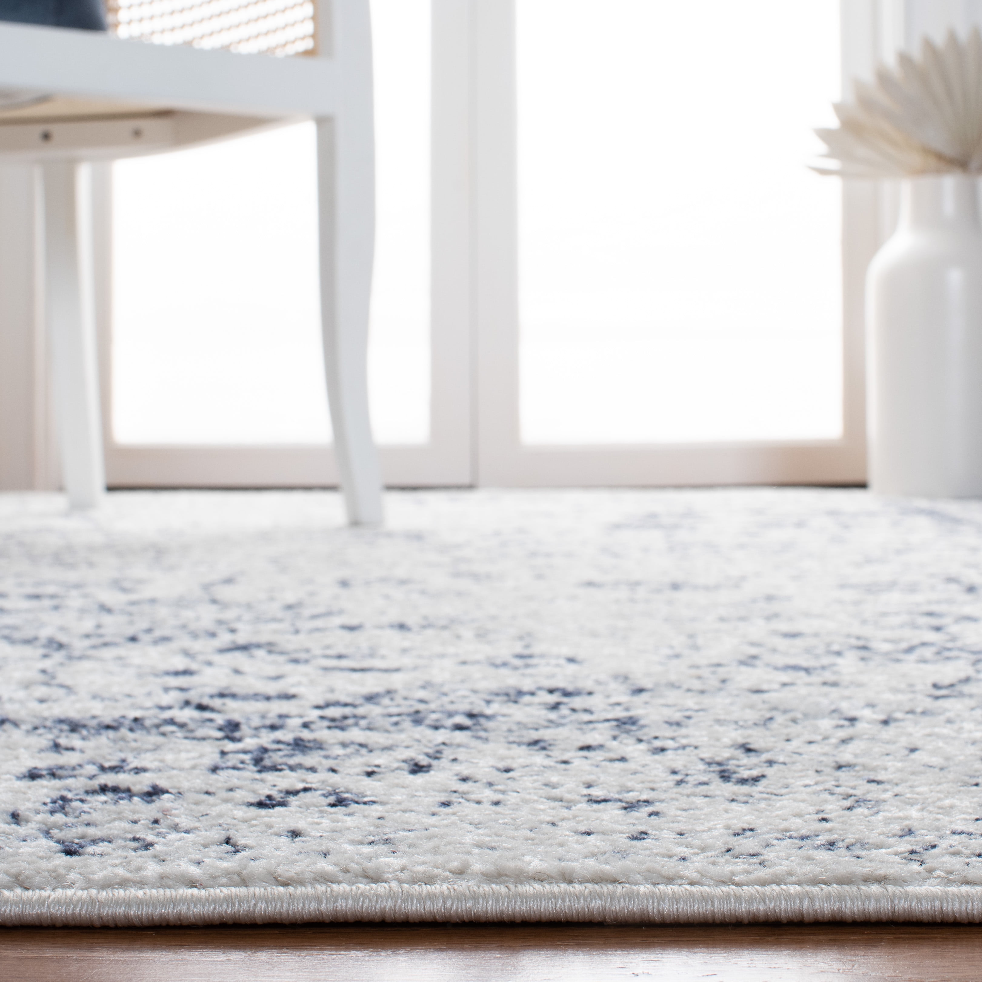 SAFAVIEH Adirondack Wyatt Traditional Distressed Area Rug, Ivory/Navy, 5'1" x 7'6" - Transitional Modern Design, Ivory & Navy, Ideal for Living Room, Bedroom, Dining Space