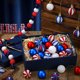thumbnail image 5 of Adornos festivos para el Día de la Independencia, bolas colgantes con elementos de la bandera estadounidense, adornos patrióticos para uso en exteriores e interiores, adecuados para carnavales, 5 of 6