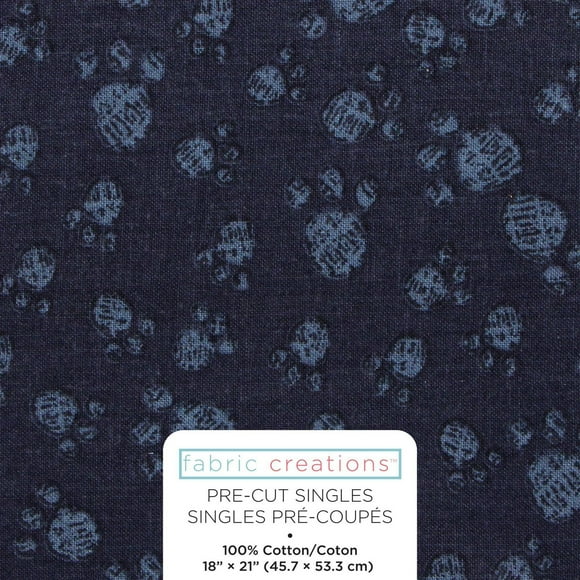 Tissu pré-coupé Fat Quarter de Fabric Creations marin avec des empreintes de patte de chien bleu clair - 18" x 21" / 45cm x 53cm