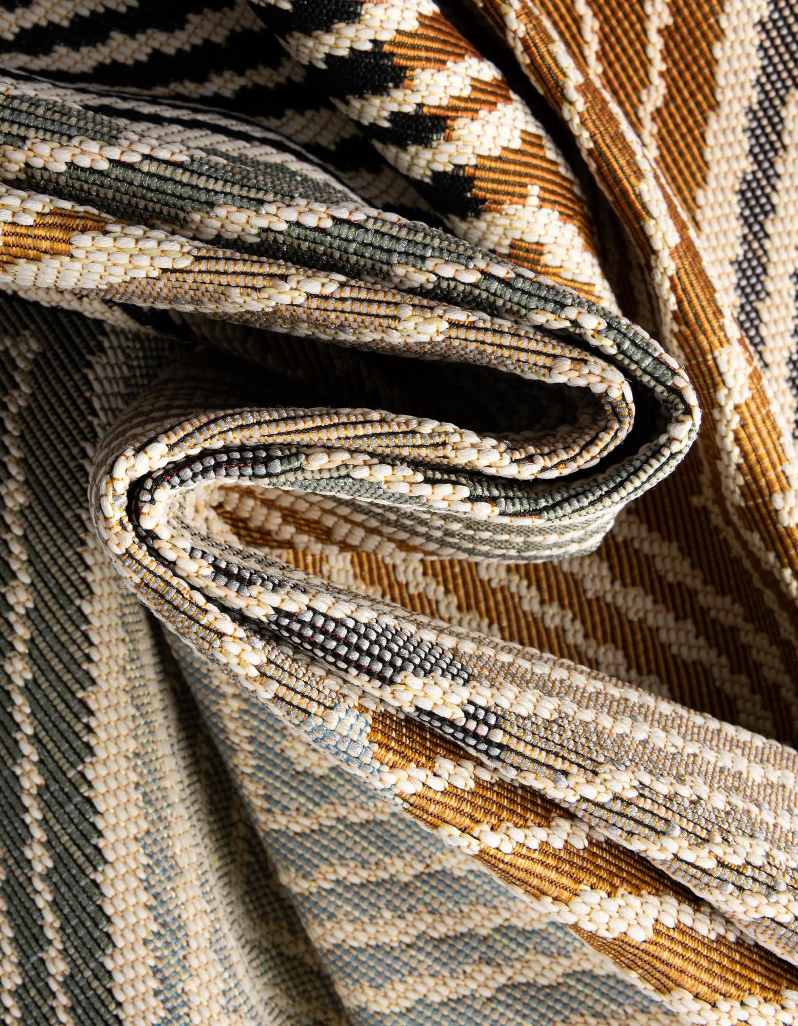 Unique Loom Outdoor Modern Collection Area Rug - Strata (5' 1" x 8' Rectangle Gray/Ivory)