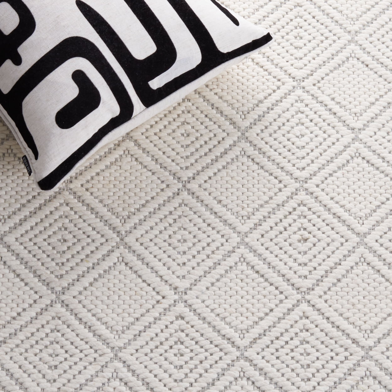 SAFAVIEH Marbella Johan Diamond Area Rug, Ivory, 6' x 9'