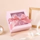thumbnail image 5 of Xihbxyly Caja de Regalo Transparente, Elegante Diseño de Lazo, Exquisito Interior de Rafia, Empaque Sorpresa Romántico, Regalo de San Valentín, Celebración de Cumpleaños, Tamaño 23,5 X 23,5 X 11 Cm., 5 of 6