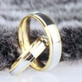 thumbnail image 1 of Entre el anillo de pareja de acero de titanio de dos colores dorado Europa y el anillo liso de acero inoxidable de nicho de Estados Unidos, 1 of 5