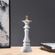 thumbnail image 4 of Escultura de ajedrez internacional de arte moderno en resina, piezas de ajedrez decorativas Rey blanco, 4 of 8