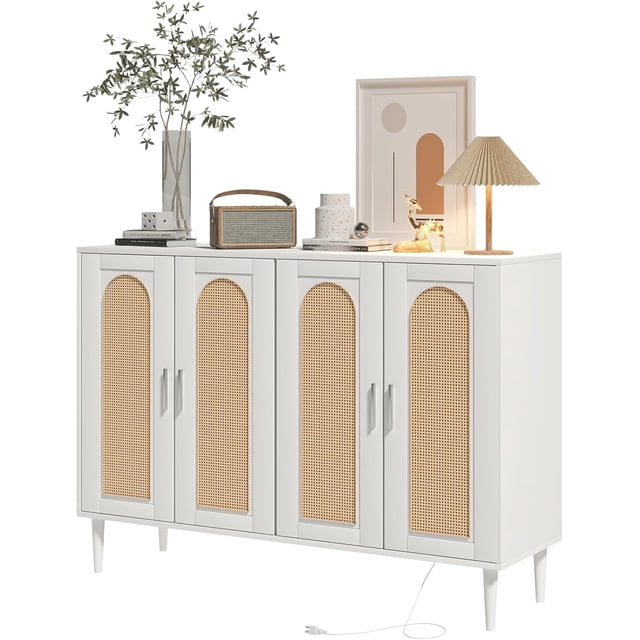 Buffet Bahut Moderne Bohème en Rotin – Rangement à 4 Portes avec Prises Intégrées et USB – Tablettes Ajustables – Table Console en Bois de 48 Pouces pour Entrée, Salle à Manger, Salon, Bar à Café – Blanc